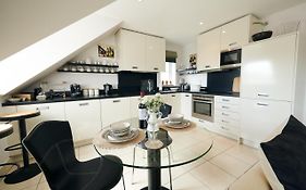 Footprints-Comfortable And Modern One Bedroom Apartment - Walking Distance To The Pretty Harbour